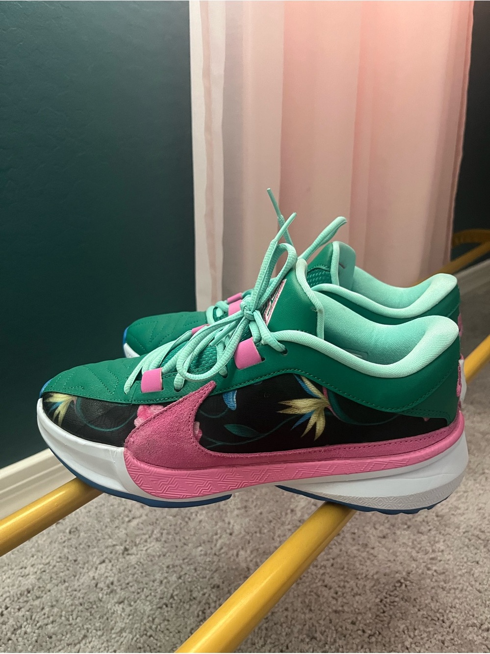 Nike Air Zoom Giannis Women’s Size 7 Green Pink Floral Sneakers